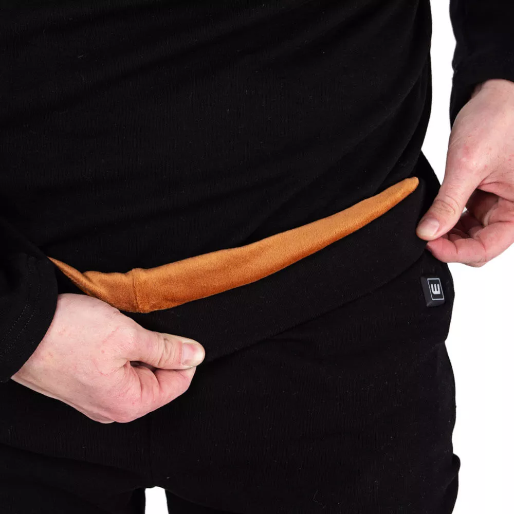 Férfi a fekete W-TEC Insupants fűthető nadrág derekát és bolyhozott bélését mutatja