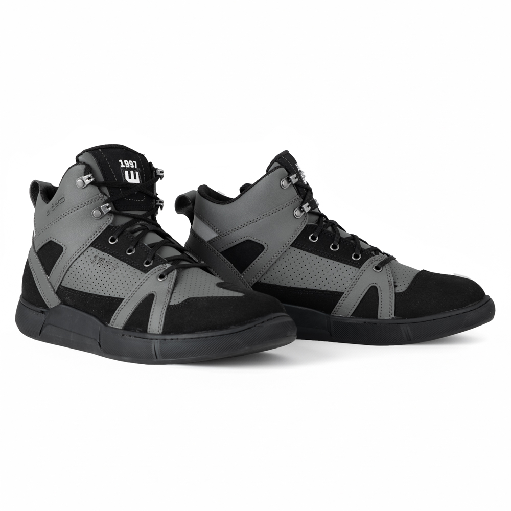 Motoros csizma W-TEC Milwook, megerősített területek, fűzős rögzítés, fém fűzőlyukak, ergonomikus talpbetét, fényvisszaverő elem, csúszásmentes talp