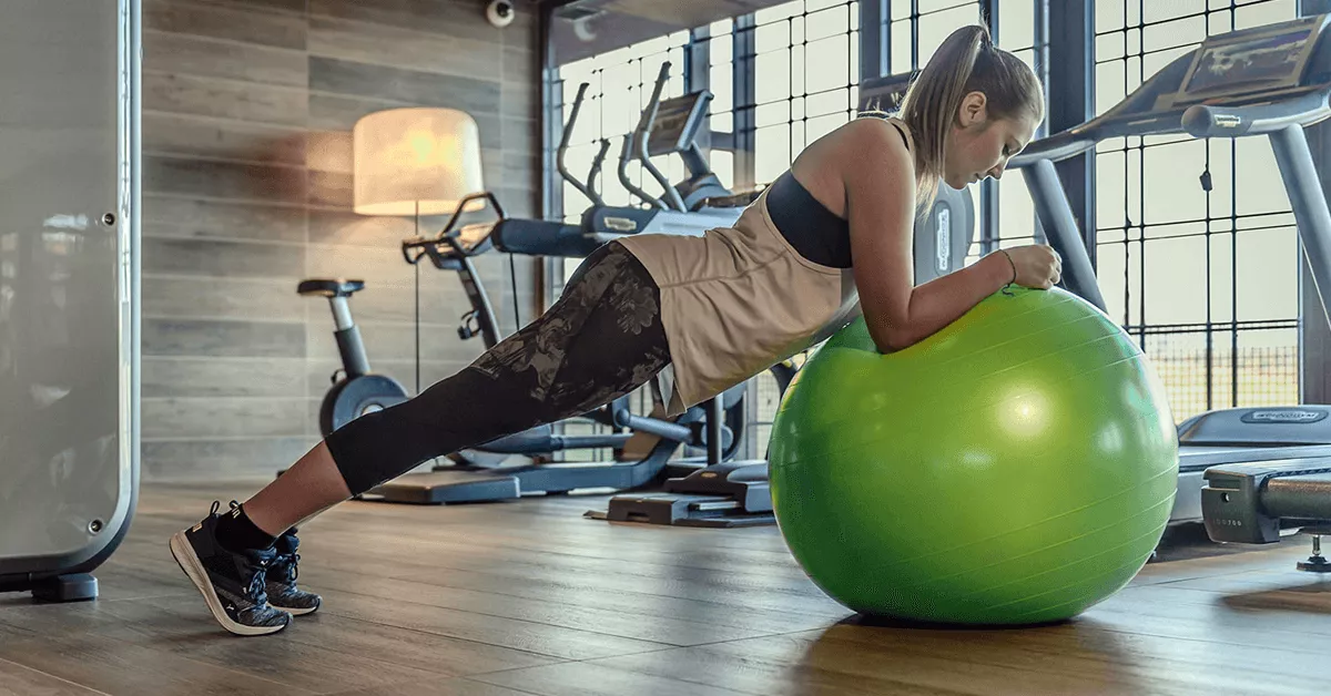 Egylábas guggolás gimnasztikai labdával