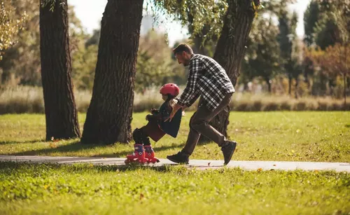 Gurulásra fel! Így kezdj görkorcsolyázni, és éld túl az első meneteket
