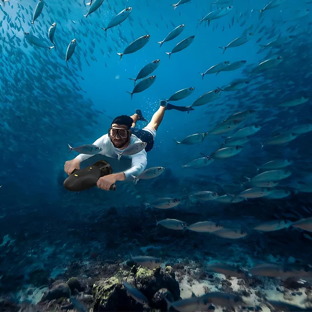 2 az 1-ben vízalatti robogó és SUP motor inSPORTline Murtar, IPX8 (vízálló), hordozható, 60 perc üzemidő