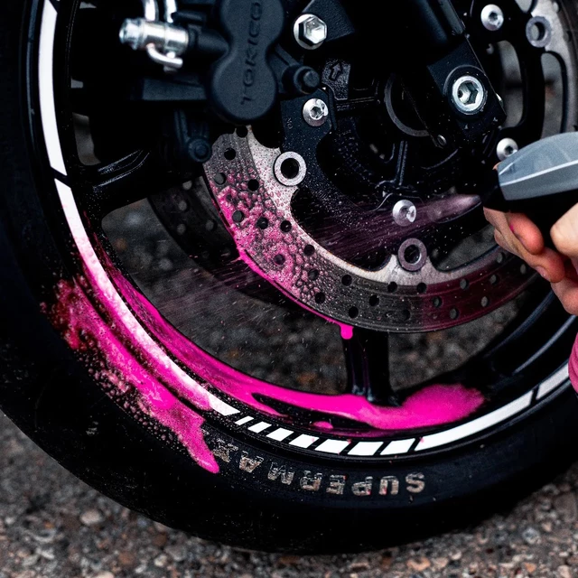 Motorkerékpár felni tisztító S100 Motorrad Felgenreiniger 500 ml, savmentes, gazdaságos, eltávolítja az extrém zsírt és a fékport