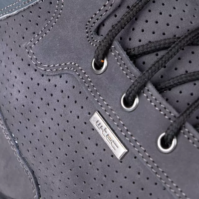 Motoros csizma W-TEC Elton, kis szellőzőnyílás, bokavédelem, megerősített orr- és sarokrész, dupla varrás, csúszásgátló talprész, fényvisszaverő elem