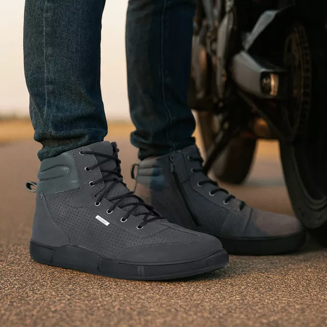 Motoros csizma W-TEC Elton, kis szellőzőnyílás, bokavédelem, megerősített orr- és sarokrész, dupla varrás, csúszásgátló talprész, fényvisszaverő elem