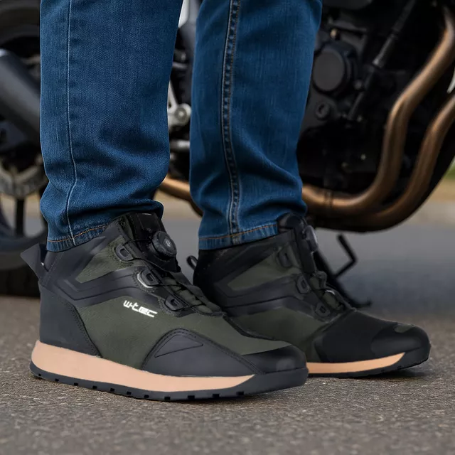 Motoros csizma W-TEC Vigger, csúszásmentes talp, bokavédelem, megerősített orr- és sarokrész, Freelock fűzőrendszer, dupla varrás, 566 g