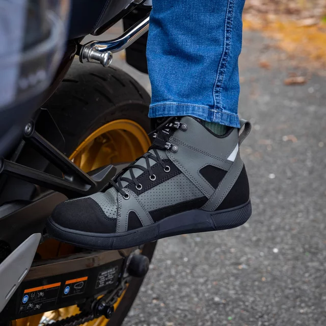 Motoros csizma W-TEC Milwook, megerősített területek, fűzős rögzítés, fém fűzőlyukak, ergonomikus talpbetét, fényvisszaverő elem, csúszásmentes talp