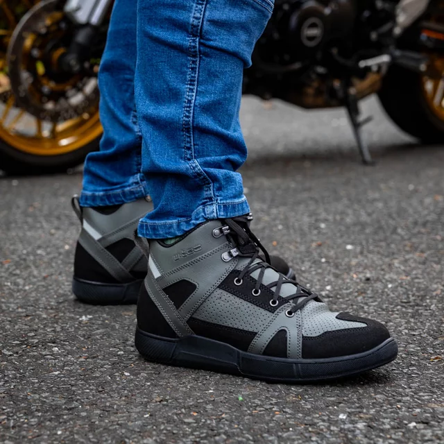Motoros csizma W-TEC Milwook, megerősített területek, fűzős rögzítés, fém fűzőlyukak, ergonomikus talpbetét, fényvisszaverő elem, csúszásmentes talp