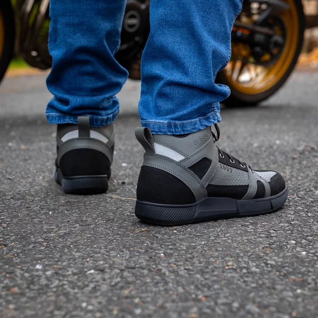 Motoros csizma W-TEC Milwook, megerősített területek, fűzős rögzítés, fém fűzőlyukak, ergonomikus talpbetét, fényvisszaverő elem, csúszásmentes talp