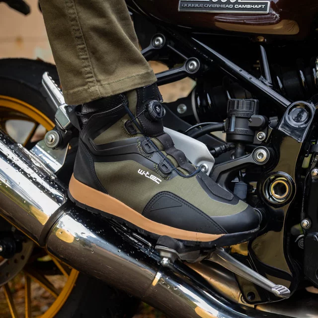 Motoros csizma W-TEC Vigger, csúszásmentes talp, bokavédelem, megerősített orr- és sarokrész, Freelock fűzőrendszer, dupla varrás, 566 g