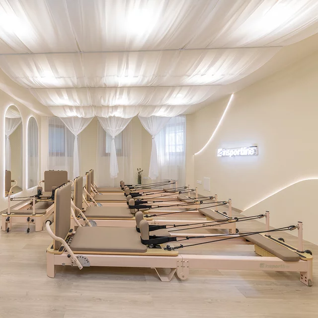 Pilates reformer inSPORTline Comfolder EVO, összecsukható szerkezet, 4 görgő a könnyű mozgatáshoz, karcolásálló váz, levehető háttámla, pilates doboz - bézs