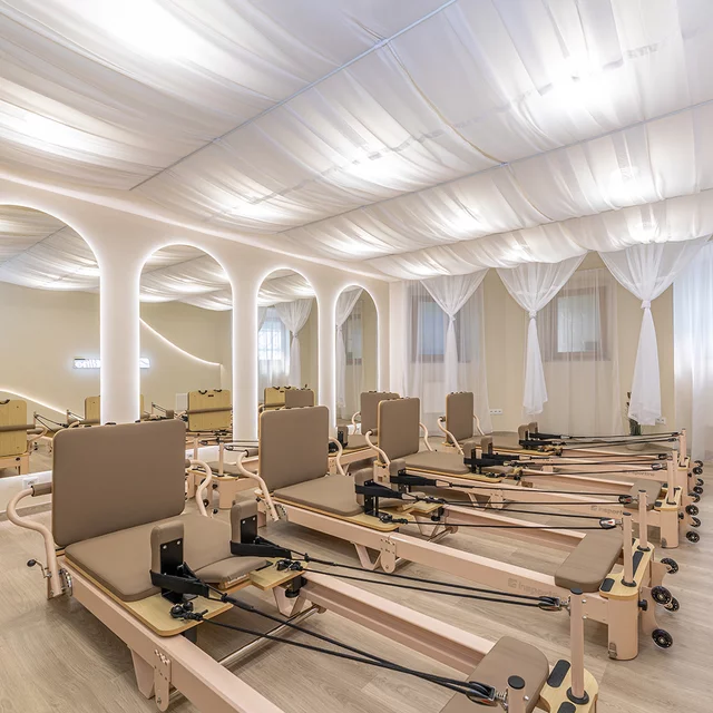 Pilates reformer inSPORTline Comfolder EVO, összecsukható szerkezet, 4 görgő a könnyű mozgatáshoz, karcolásálló váz, levehető háttámla, pilates doboz - bézs