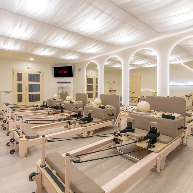 Pilates reformer inSPORTline Comfolder EVO, összecsukható szerkezet, 4 görgő a könnyű mozgatáshoz, karcolásálló váz, levehető háttámla, pilates doboz - bézs