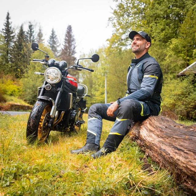 Motoros nadrág W-TEC Modock, víz- és szélálló, kivehető CE protektorok, Visionight fényvisszaverő elemek, csúszásgátló alkalmazás az ülőrészen
