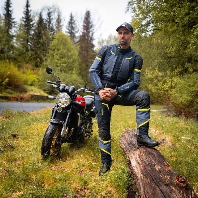 Motoros nadrág W-TEC Modock, víz- és szélálló, kivehető CE protektorok, Visionight fényvisszaverő elemek, csúszásgátló alkalmazás az ülőrészen