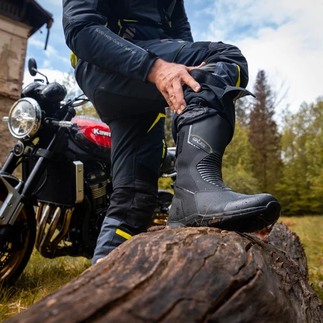 Motoros csizma W-TEC Boarto, dupla varratok, vízálló membrán, légáteresztő panelek, forgatható feszítő rendszer