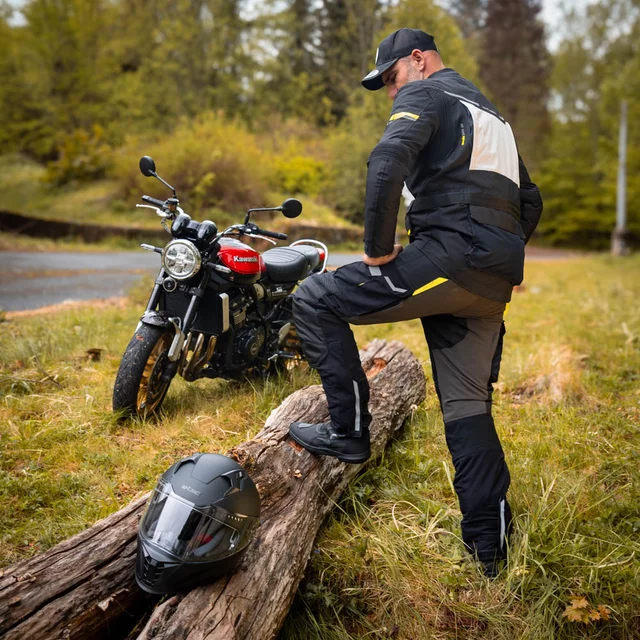 Motoros csizma W-TEC Tixten, rugalmas panelek, vízálló membrán, csúszásgátló talp, megerősített részek, rugalmas panelek