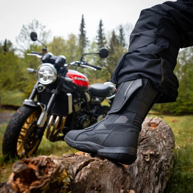 Motoros csizma W-TEC Tixten, rugalmas panelek, vízálló membrán, csúszásgátló talp, megerősített részek, rugalmas panelek