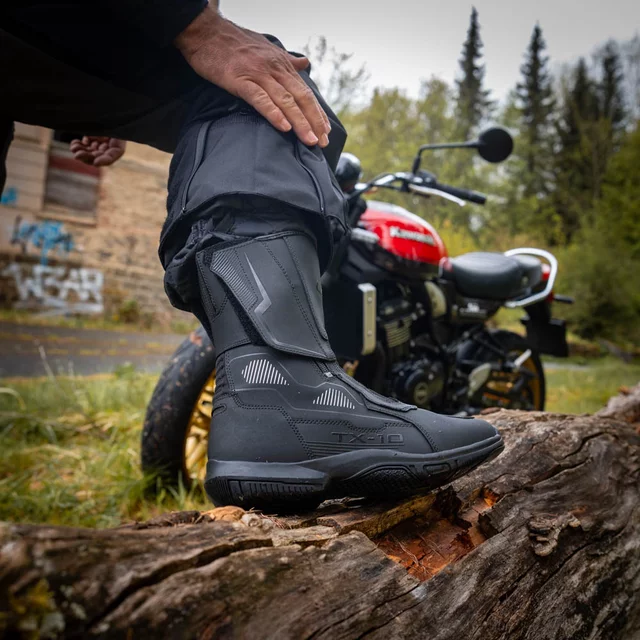 Motoros csizma W-TEC Tixten, rugalmas panelek, vízálló membrán, csúszásgátló talp, megerősített részek, rugalmas panelek