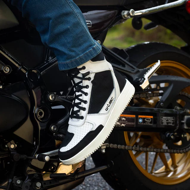 Motoros csizma W-TEC Bastige, megerősítés a váltó területén, fűzős rögzítés, fém fűzőlyukak, kényelmes neoprén szegély