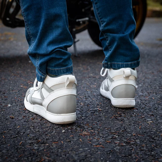 Motoros cipő W-TEC Arimes, fűzős rögzítés, fém fűzőlyukak, kivehető ergonomikus talpbetét, megerősítés a váltó területén, csúszásmentes talprész