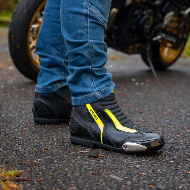 Motoros csizma W-TEC GlamCE, dupla varratok, sarok- és bokavédelem, bordázott panel, habszivacs bélés, légáteresztő AirMesh belső háló - fekete-fluor sárga