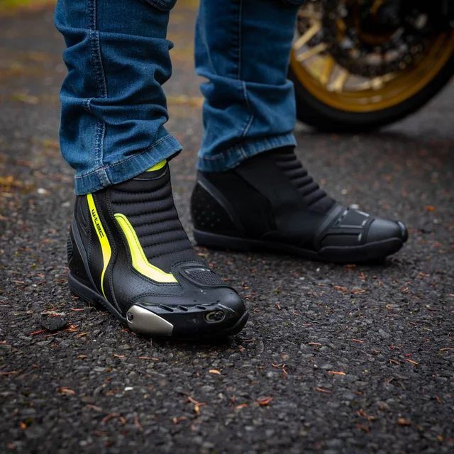 Motoros csizma W-TEC GlamCE, dupla varratok, sarok- és bokavédelem, bordázott panel, habszivacs bélés, légáteresztő AirMesh belső háló - fekete-fluor sárga
