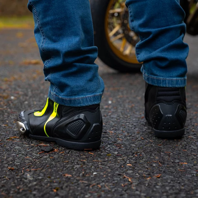 Motoros csizma W-TEC GlamCE, dupla varratok, sarok- és bokavédelem, bordázott panel, habszivacs bélés, légáteresztő AirMesh belső háló - fekete-fluor sárga