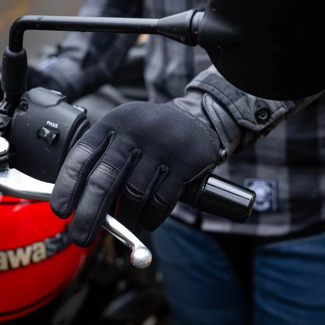 Motoros kesztyű W-TEC Struge, nagyon rugalmas anyag, habpárna réteg, kényelmes belső bélés, kettős varrás, rövid szabású, tépőzáras mandzsettazár - fekete