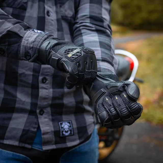 Motoros kesztyű W-TEC Kosor, rugalmas, puha anyag, stretch elemek, TPU protektorok, habszivacs védőpanel rendszer, kettős réteg - fekete