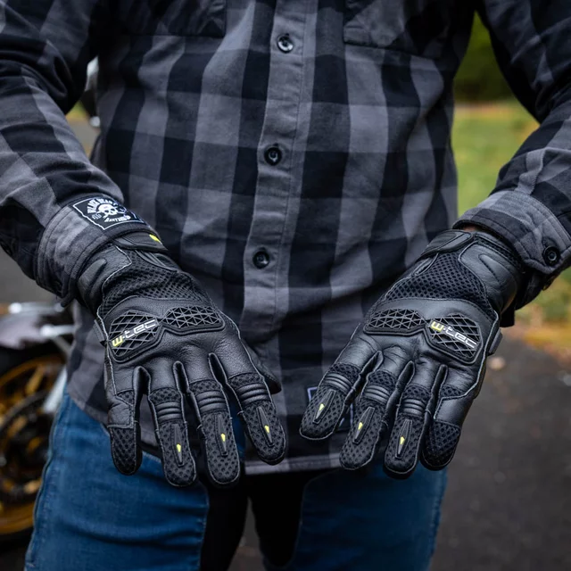 Motoros kesztyű W-TEC Kosor, rugalmas, puha anyag, stretch elemek, TPU protektorok, habszivacs védőpanel rendszer, kettős réteg - fekete