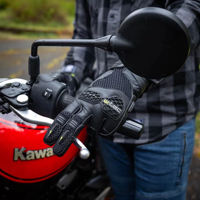 Motoros kesztyű W-TEC Kosor, rugalmas, puha anyag, stretch elemek, TPU protektorok, habszivacs védőpanel rendszer, kettős réteg - fekete