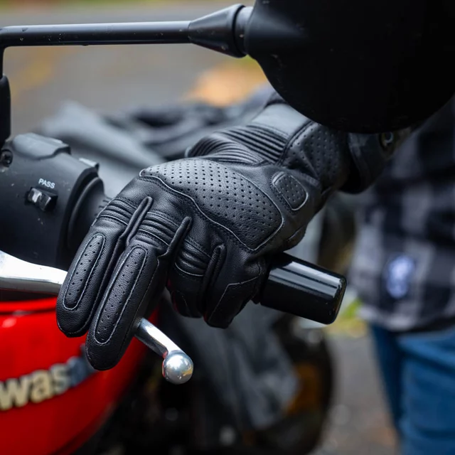 Motoros kesztyű W-TEC Gabello, rugalmas, puha anyag, habszivacs védőpanel rendszer, dupla réteg, kényelmes belső bélés, szellőzés - fekete