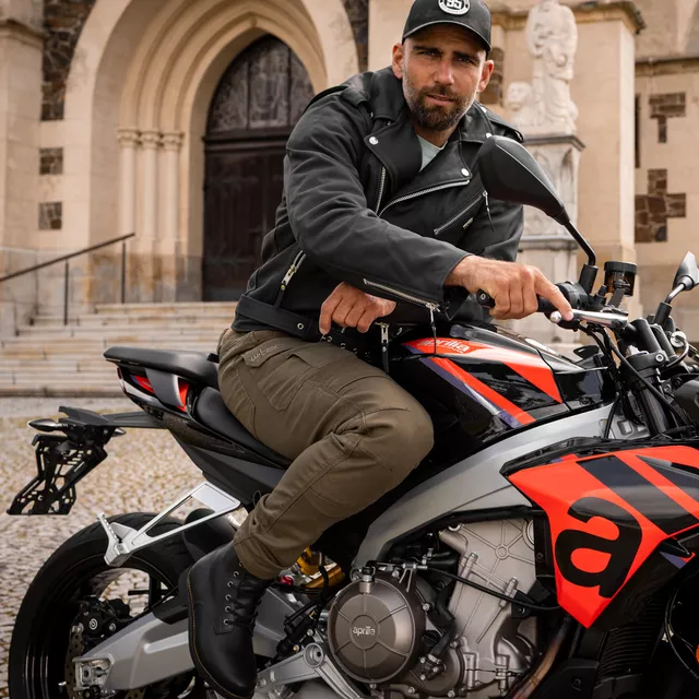 Motoros csizma W-TEC Benga, anilin bőr, légáteresztő AirMesh belső háló, vízálló membrán, megerősített varratok, fűzős kialakítás,  acél fűzőlyukak