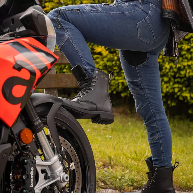 Motoros csizma W-TEC Benga, anilin bőr, légáteresztő AirMesh belső háló, vízálló membrán, megerősített varratok, fűzős kialakítás,  acél fűzőlyukak