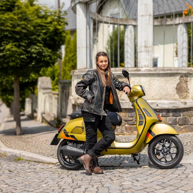 Női motoros csizma W-TEC Leocia Brown sarok- és orrvédelem, csúszásgátló talp, fűzős rögzítés - barna