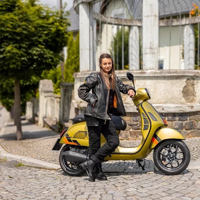 Női motoros csizma W-TEC Leocia Black megerősített párnázás, csúszásgátló talp, fűzős rögzítés