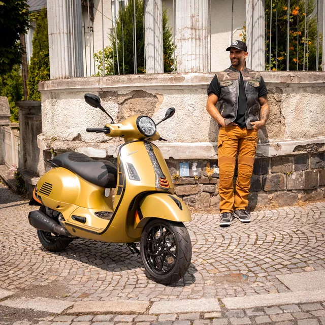 Motoros mellény W-TEC Black Heart Regimento rugalmas anyag, tartós bőr, belső bélés