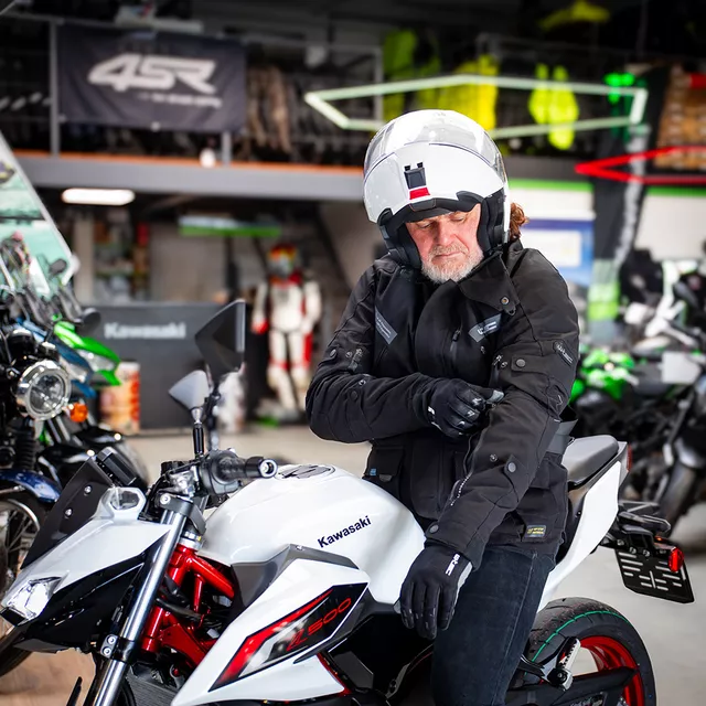 Motoros kabát W-TEC Nykolas, levehető rugalmas CE protektorok, Ripstop külső szövet 600D poliészterrel, hőszigetelő bélés - fekete