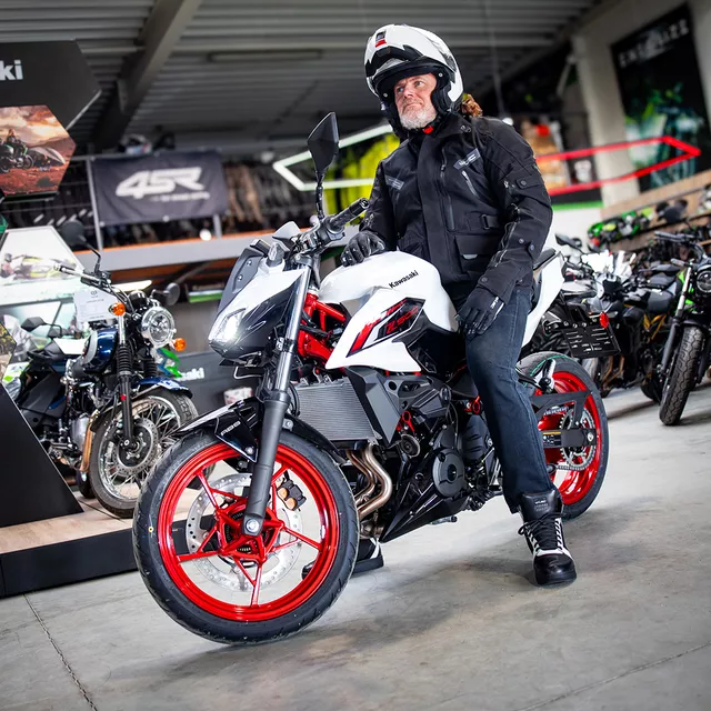 Motoros kabát W-TEC Nykolas, levehető rugalmas CE protektorok, Ripstop külső szövet 600D poliészterrel, hőszigetelő bélés - fekete