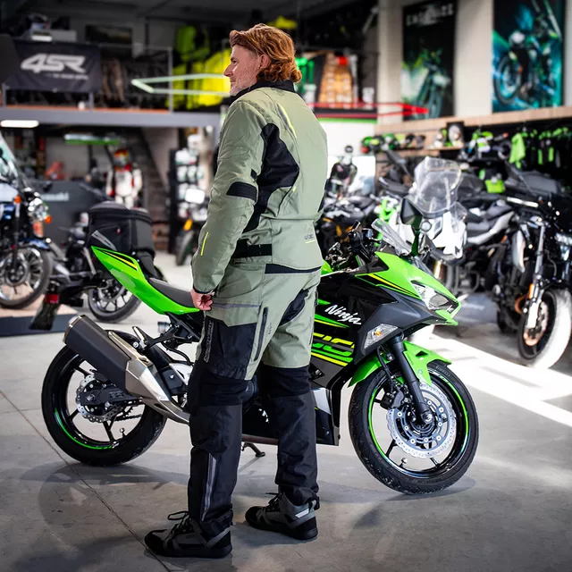 Túra motoros kabát W-TEC Karmal, levehető CE protektorok, Maxdura® 600-D szövet, vízálló klímamembrán, léghűtéses rendszer - fekete-olivazöld