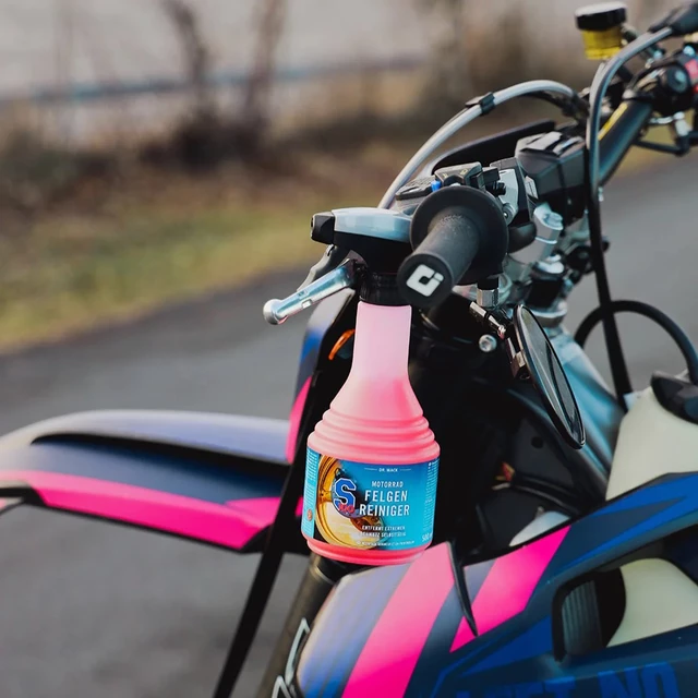 Motorkerékpár felni tisztító S100 Motorrad Felgenreiniger 500 ml, savmentes, gazdaságos, eltávolítja az extrém zsírt és a fékport