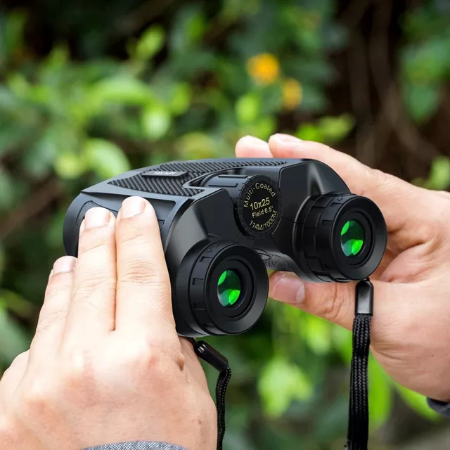 Távcső Apexel 10x25, 10-szeres nagyítás, BAK4 lencsék, összecsukható kialakítás, dioptriakorrekció, gumírozott váz