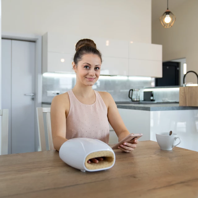 Kézmasszírozó készülék inSPORTline Estrapo, tenyér, ujjak, kézfej, fűtés, férfi-női kéz, 3 intenzitás, légmasszázs, 1800mAh, 2ó