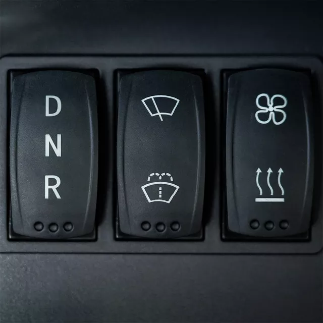 Elektromos robogó tetővel W-TEC Tukago - 45 km/h, tolatókamera 4"-os LCD kijelzővel, multimédiás Bluetooth, biztonsági övek, riasztórendszer - fekete