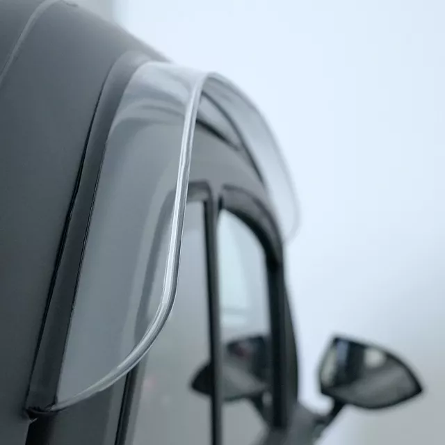 Elektromos robogó tetővel W-TEC Tukago - 45 km/h, tolatókamera 4"-os LCD kijelzővel, multimédiás Bluetooth, biztonsági övek, riasztórendszer - fekete