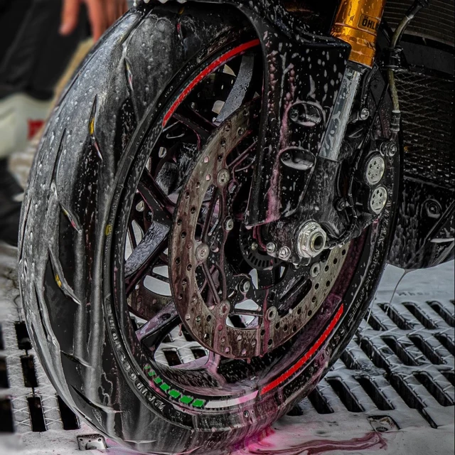 Motorkerékpár felni tisztító S100 Motorrad Felgenreiniger 500 ml, savmentes, gazdaságos, eltávolítja az extrém zsírt és a fékport