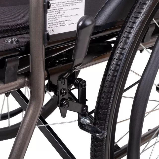 Mechanikus összecsukható kerekesszék inSPORTline Jakesully, könnyű kezelhetőség, csuklós lábtartó, hajtókarika, párnázott ülés és háttámla