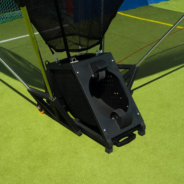 Elektromos labdavisszaadó inSPORTline Talahaso, teleszkópos rudak, kihúzható fogantyú, sebességbeállítás 0-100, tápellátás hálózati kábellel