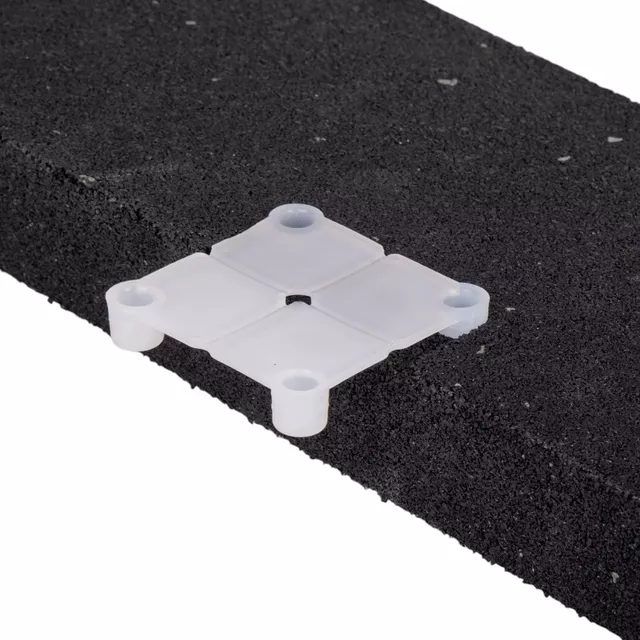 Rámpa Proteko Plus Dot szőnyeghez 50x15x4cm 1db, csillapítja a zajt és a rezgést, alkalmas nehézsúlyú gépekhez, alkalmas súlyzók dobására