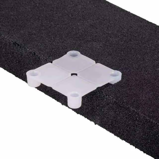 Rámpa Proteko Plus szőnyeghez 50x15x4cm 1db, csillapítja a zajt és a rezgést, alkalmas nehézsúlyú gépekhez, alkalmas súlyzók dobására